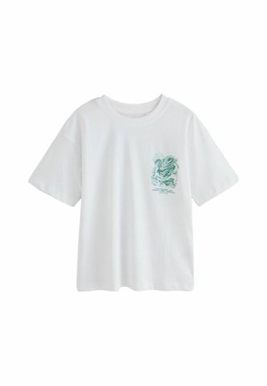 Hvid T-shirt med korte ærmer med et lille grønt dragegrafik og tekst på venstre bryst.