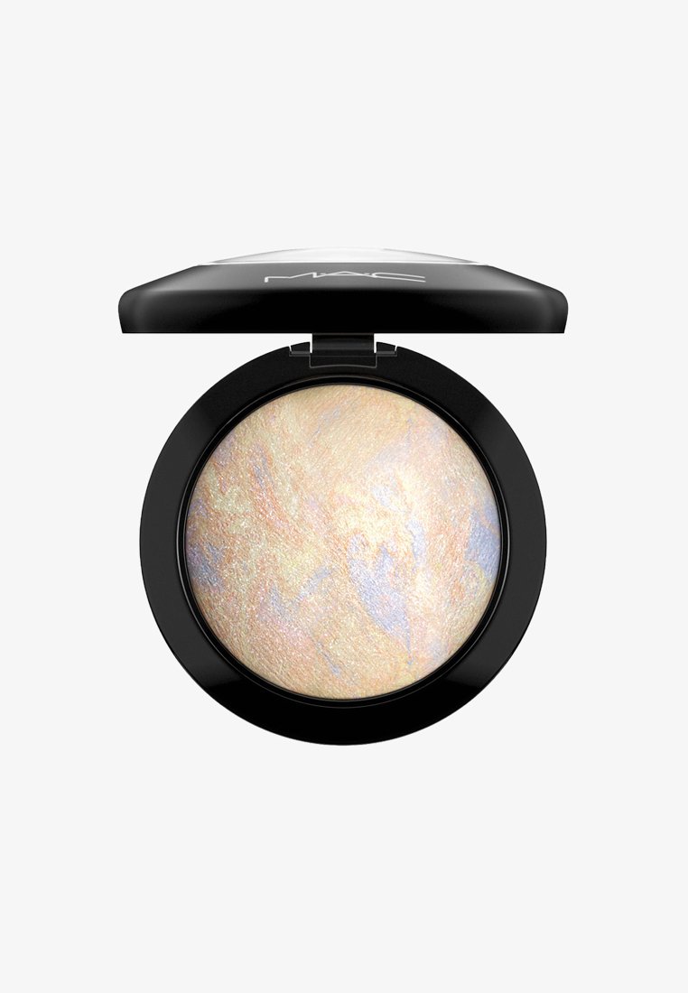 Poudre compacte avec un étui circulaire noir. La surface de la poudre présente un motif marbré dans des pastels doux : pêche, crème et bleu clair.