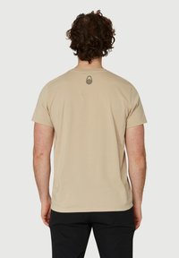 Sail Racing BOWMAN TEE - Triko s potiskem - dry sand