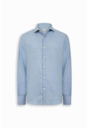 Hellblaues langärmliges Hemd mit Knöpfen, spitzem Kragen und weißen Knöpfen, vor weißem Hintergrund präsentiert.