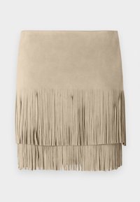 Fustă mini din suede bej, cu un tiv de franjuri. Textură fină cu lungimi uniforme ale franjurilor pe marginea de jos. Design clasic.