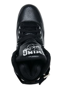 Sort højtop sneakers med tekstureret syntetisk overdel, hvide accenter, polstret krave og sorte snørebånd. Har logo på tungen.