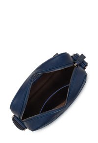 Borsa in pelle blu navy a forma ovale, con chiusura a zip e hardware in tono argentato. L'interno è foderato in marrone con un design semplice.