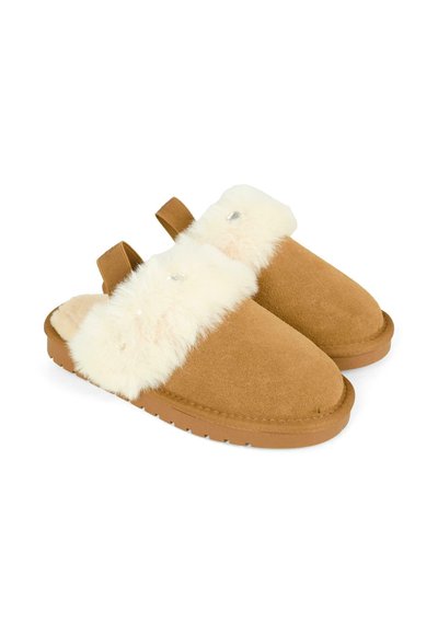 Chaussons en daim marron à enfiler avec bordure en fourrure duveteuse crème et sangles élastiques au talon, conçus pour le confort intérieur.
