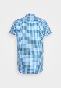 Chemise à manches courtes à carreaux bleu et blanc vue de dos, avec un petit col et des détails à boutons sur les manches.