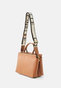 Sac à main en cuir marron avec une finition texturée, fermeture zippée sur le haut, double poignée et une bandoulière amovible avec un motif logo. Accents en métal doré.