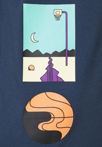 Minimalistická ilustrace s srpkem měsíce, horským pohořím, koš na basketbal a hřištěm v pastelových barvách na tmavě modré látce.