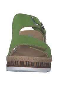 Grøn velour sandal med to justerbare remme, naturlig jute mellemsål, struktureret mønster på ydersålen og et minimalistisk design.