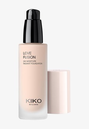 Flacon de fond de teint KIKO Milano Love Fusion 24H Moisture Radiant avec pompe noire et capuchon beige à côté, sur fond blanc.
