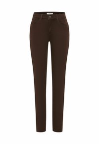 Jean marron slim avec une texture lisse, design à cinq poches et fermeture éclair. Comprend une fermeture à bouton unique et des passants pour ceinture.