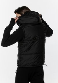 Czarna kamizelka puchowa z kapturem, z pikowanym wzorem, kieszeniami po bokach oraz regulowanymi sznureczkami u dołu i przy kapturze.