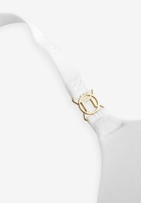 Witte bh-band met een gladde textuur, versierd met een gouden metalen ringaccent en een reliëf logo-detail.