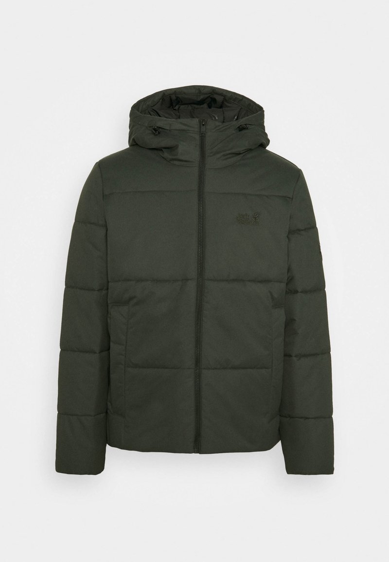 Veste matelassée vert foncé avec une capuche, présentant une fermeture éclair avant, des poches latérales et un logo subtil sur la poitrine. Texture de tissu lisse.