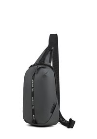 Sling-Rucksack aus solidem schwarzem Material, mit runder Form und verstellbarem Riemen. Verfügt über einen auffälligen Reißverschluss mit Markenlogo auf der Vorderseite.