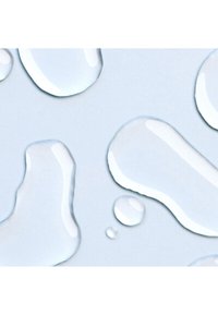 Gouttelettes d'eau claires de tailles variées dispersées sur une surface lisse bleu clair avec des reflets doux.