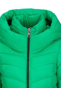 Heldergroene gewatteerde jas met een hoge kraag, voorzien van een centrale zwarte rits en een doorgestikt patroon op het lijf voor isolatie.