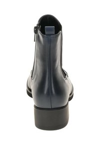 Navyblauwe leren enkelboot met een gladde afwerking, een rits aan de zijkant en een lage blokhak. Heeft een ronde neus.
