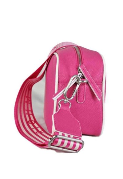Borsa in pelle rosa con accenti bianchi, forma rettangolare, chiusura a zip superiore e tracolla regolabile a righe. Presenta un gancio metallico e una superficie testurizzata.