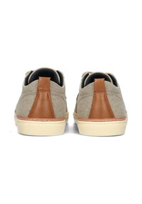 Hellbraune Wildledersneaker mit beigefarbenen Akzenten, strukturiertem hinterem Fersenelement, weißer Gummisohle und kontrastierenden Nähten.