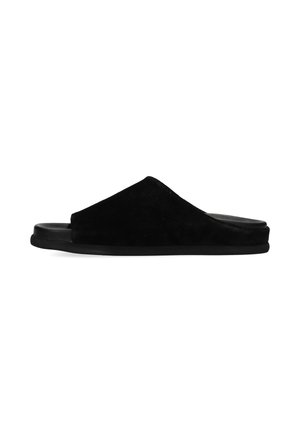 Zapatilla deslizante de ante negro con una amplia apertura superior y una suela plana de goma. Diseño elegante y minimalista sin herrajes ni adornos visibles.