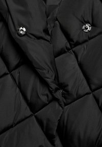 Schwarze Pufferjacke mit einem diamantge quilteten Design, glänzenden schwarzen Druckknöpfen und glattem, strukturierter Stoff.