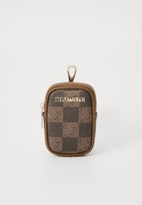 Mini borsa a scacchi marrone con zip e dettagli in oro, caratterizzata da un logo sulla parte anteriore e un gancio per l'attacco.