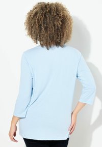 Ulla Popken COUNTRY LETTERED 3/4 SLEEVE TEE - Maglietta a manica lunga - soft light blue
