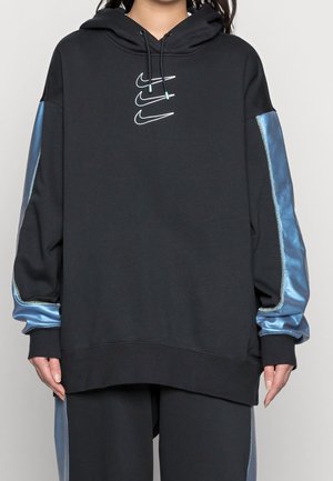 Felpa nera con cappuccio e pannelli laterali in satin blu, con logo Nike al centro. Presenta un cappuccio regolabile con cordino e polsini a costine.