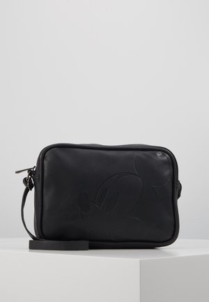 Petit sac à bandoulière rectangulaire en cuir noir avec contour en relief d'un visage de souris de dessin animé à l'avant et bandoulière amovible.