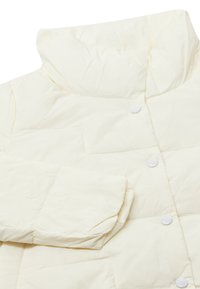 Padded coat v jasně žluté barvě, s vysokým límcem, patentkami a prošívanou strukturou s boční kapsou.