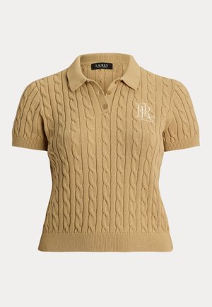 Beige kabelstrikket polo skjorte med korte ermer, krage og toknapps placket. Har et tonalt logo brodert på brystet.