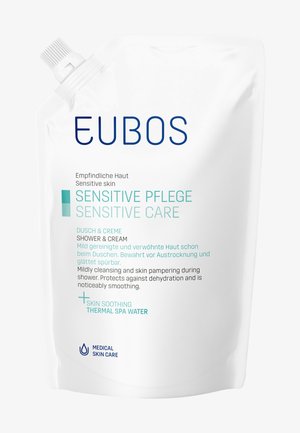 EUBOS Sensitive Care Tasche. Weiße, flexible Verpackung mit Schraubverschluss. Mit blauen und aquafarbenen Text für Branding und Produktdetails.