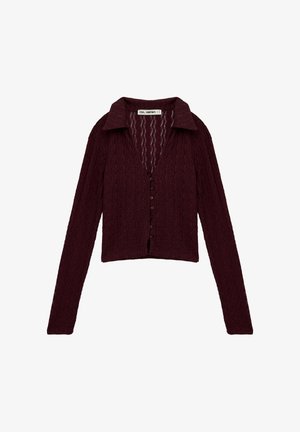 Donker bordeauxrode gebreide cardigan met lange mouwen, brede kraag, kabelpatroonstructuur en knoopsluiting aan de voorkant.