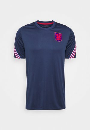 Granatowy sportowy T-shirt wykonany z gładkiej tkaniny, z czerwoną naszywką Anglii oraz czerwono-białymi paskami na rękawach.