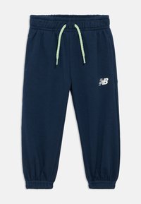 Donkerblauwe sweatpants met elastische tailleband en boorden, lichtgroene trekkoord, zijzakken en wit New Balance-logo op de linkerdij.