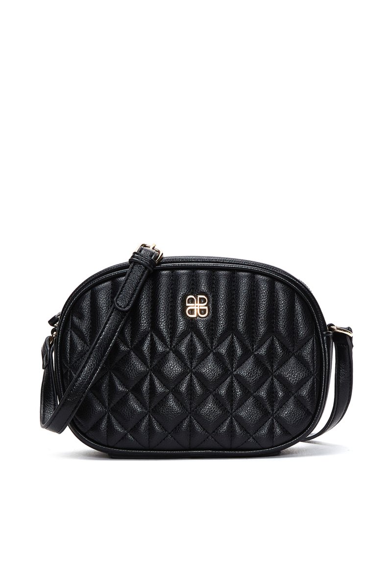 Bolso cruzado de cuero negro acolchado con forma redondeada, que presenta un detalle de logo en tono dorado, correa ajustable y textura con patrón de diamantes.