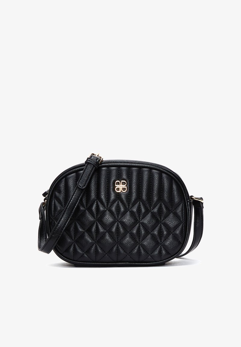 Bolso cruzado de cuero negro acolchado con forma redondeada, que presenta un detalle de logo en tono dorado, correa ajustable y textura con patrón de diamantes.