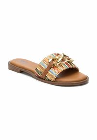 Sandalia plana de tiras de paja trenzadas con un diseño multicolor, una correa de cuero marrón y detalles en cadena dorada en la parte superior. Estilo abierto y de punta descubierta.