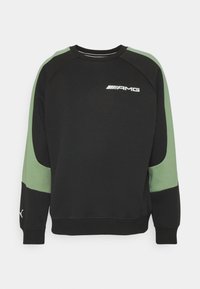 Czarna bluza z zielonymi panelami na rękawach, białe logo AMG na klatce piersiowej i małe logo Pumy na lewym mankiecie.