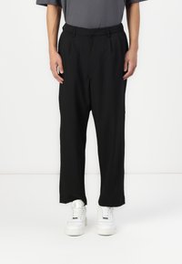 Redefined Rebel NEIL PANTS CROPPED COMFORT - Hlače - black