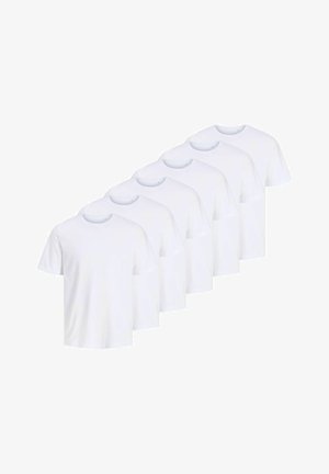 Sechs schlichte weiße T-Shirts mit kurzen Ärmeln und Rundhalsausschnitt, diagonal in einer Reihe auf weißem Hintergrund angeordnet.