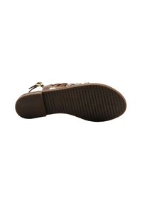 Sandal in pelle marrone con suola in gomma texturizzata, caratterizzato da un design intrecciato e un piccolo dettaglio in fibbia sulla cinghia superiore.