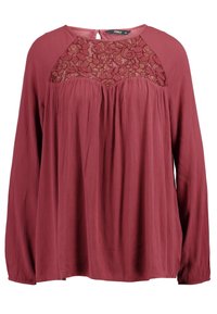 Långärmad burgundisk blus med en spetspanel vid halsringningen, med en lös passform och textilstruktur för extra detalj.