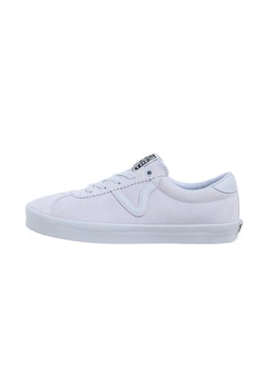 Sneaker bassa in suede grigio chiaro con suola bianca, lacci e un piccolo logo in bianco e nero sulla linguetta, mostrata di profilo.