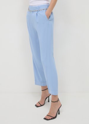 Pantaloni su misura azzurri con tasche laterali, design leggermente affusolato e dettagli decorativi in cristallo in vita. Texture liscia.