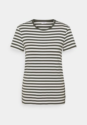 T-shirt met korte mouwen met olijfgroene en witte horizontale strepen en een ronde halslijn op een effen achtergrond.