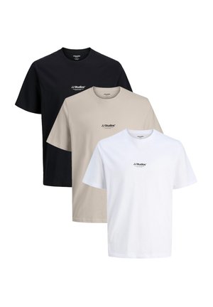 Drie korte mouw T-shirts in zwart, beige en wit, met een klein "JJ Studios" logo in het midden. Klassiek ronde hals ontwerp.