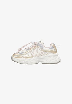 Sneaker metallici eleganti caratterizzati da una combinazione di oro, rosa e bianco, con una tomaia testurizzata, lacci elastici e una spessa sola bianca.