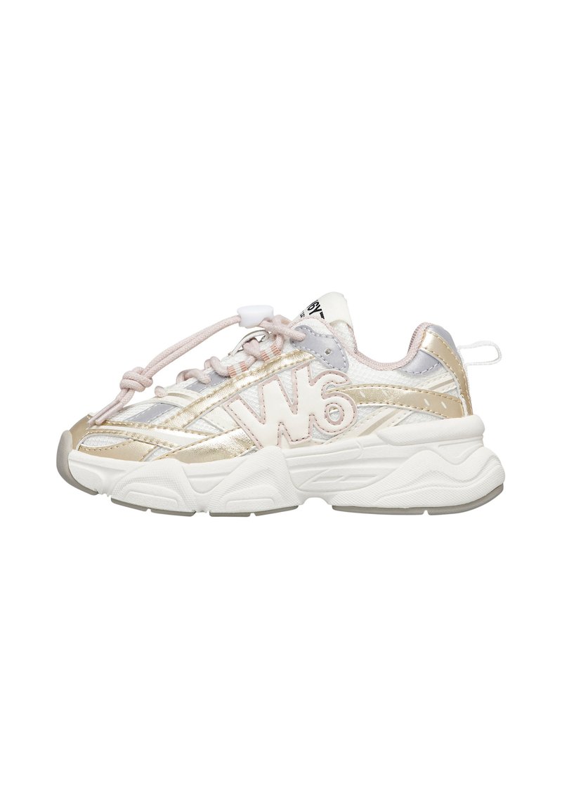 Sneaker metallici eleganti caratterizzati da una combinazione di oro, rosa e bianco, con una tomaia testurizzata, lacci elastici e una spessa sola bianca.