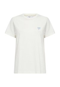 Camiseta blanca de algodón con mangas cortas, que presenta un bordado de un lazo azul claro en el lado izquierdo del pecho. Cuello redondeado, ajuste relajado.